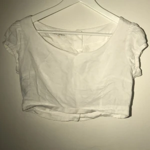 Linne crop top - Vit crop top i linnematerial med knappar på baksidan