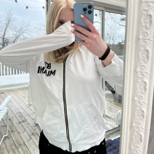 Zipp hoodie - lager 157 - Fin och enkel zipp hoodie med litet tryck:) 💕💕💕 Betal via Swish, kund står för frakt:) Mötas: Linköping, Motala, Borensberg💕