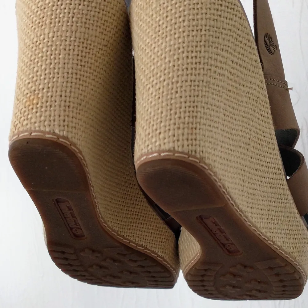 Nya skinn sandaler från Timberland i storlek 39. Längd 25cm. Klackhöjd 9,5cm. Oanvända.. Skor.