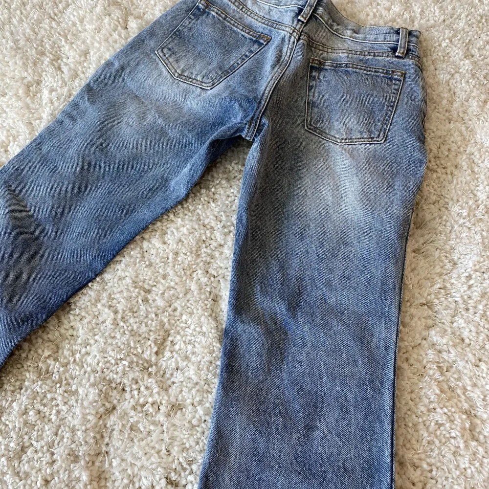 Säljer nu dessa jeans ifrån brandy Melville då de är för små för mig. Midjemåttet är74cm när man knäppt knappen. Aldrig använda med lappen kvar. Köpta för 440kr. Jeans & Byxor.