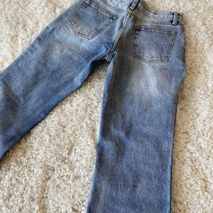 Säljer nu dessa jeans ifrån brandy Melville då de är för små för mig. Midjemåttet är74cm när man knäppt knappen. Aldrig använda med lappen kvar. Köpta för 440kr