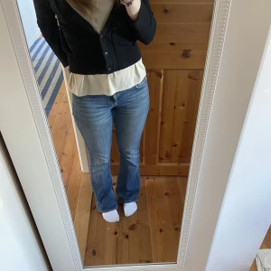 Jeans  - Säljer dessa assnygga lågmidjade jeans då de börjar bli för små💓kom privat vid frågor😊 TRYCK INTE PÅ KÖP NU!!