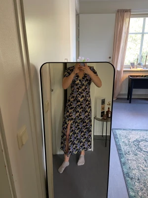 Sommarklänning  - Blommig midi klänning, lite lång på mig (är 160cm lång).  Superskönt svalkande material, knappar framtill samt dragkedja i sidan. Ganska liten i midjan. 🌸