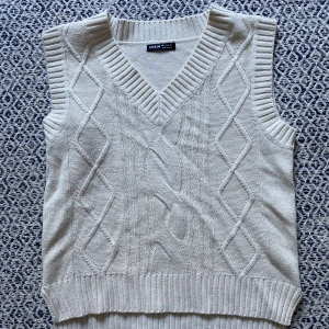 Stickad väst  - En jättefin stickad väst  Köptes på Shein  Använd 1 gång  Storlek S  