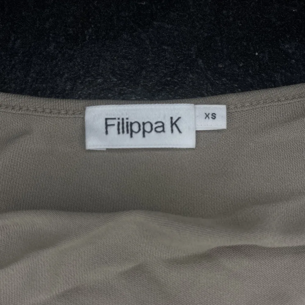 Oanvänd blus ifrån Filippa K.  Super fin till mer uppklädda tillfällen.  Nypris 200kr  . Blusar.