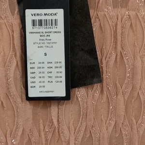 Klänning  - Vero moda klänning helt ny 