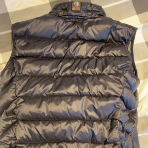 Parajumper väst - Nypris 4000kr, säljer min väst använd fåtal gånger. Skriv privat för minsta funderingar.