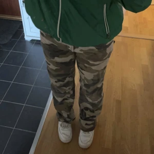 Vintage camo  - VINTAGE camo byxor, skit snygga och får röven att poppa. Används inte därför säljer jag. Vid snabb affär kan jag sänka pris.