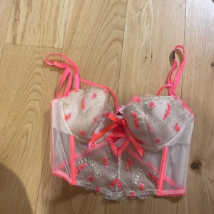 Ny korsettopp victorias secret - 32C, ny med taggar. Köpt för 499kr