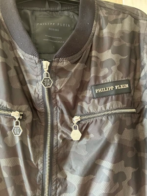 Cool PP jacka med detaljer i strl S - Säljer sonens PP jacka med detaljer i strl S då han inte använder den. Den är endast använd ett fåtal gånger så den är i nyskick.