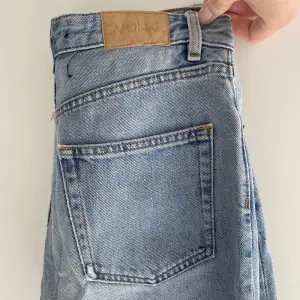 Ett par jeans från Monki i ljusblå färg. Oanvänt skick, långa på benen, smala i midjan. Storlek 28, (ungefär S)