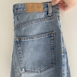 Ljusblå Jeans  - Ett par jeans från Monki i ljusblå färg. Oanvänt skick, långa på benen, smala i midjan. Storlek 28, (ungefär S)