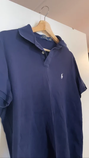 Ralph Lauren piketröjor - 2 stycken. Lite skrynkliga i bilden men helt felfria. En i baby blå och en i marion blå. Du får båda för 400kr
