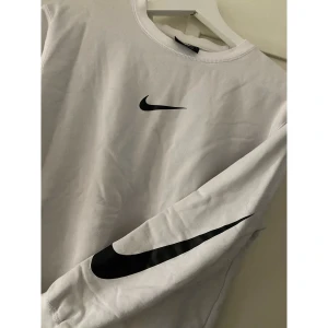 Nike sweatshirt - Str XS, vit med svart logga på armen. 