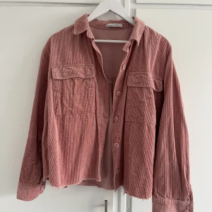 Rosa manchesterjacka - Rensning pågår för fullt och säljer därför denna fina rosa jackan från Pull & Bear.  Den är i manchester och i fint skick