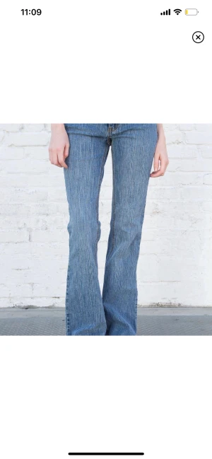 brandy melville jeanse - säljer dom här jätte snygga lågmidjade brandy melville jeansen säljer dom för långt pris då dom är lite sönder vid fötterna ❤️
