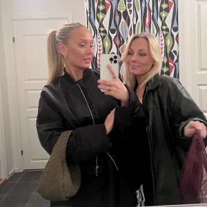 Svart bomberjacka - Säljer min svarta as snygga bomberjacka från ginatricot. Köpt för 699 och använd fåtal gånger.