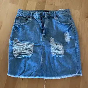 Jeans kjol från nelly  Jätte snygg alldeless för stor så inte använd  150