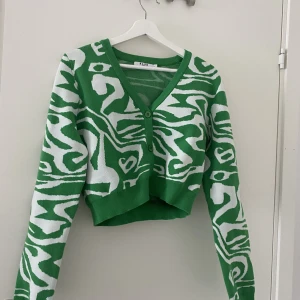 Stickad tröja från NAKD - Är helt oanvänd, endast testad. I storlek L men passar M 