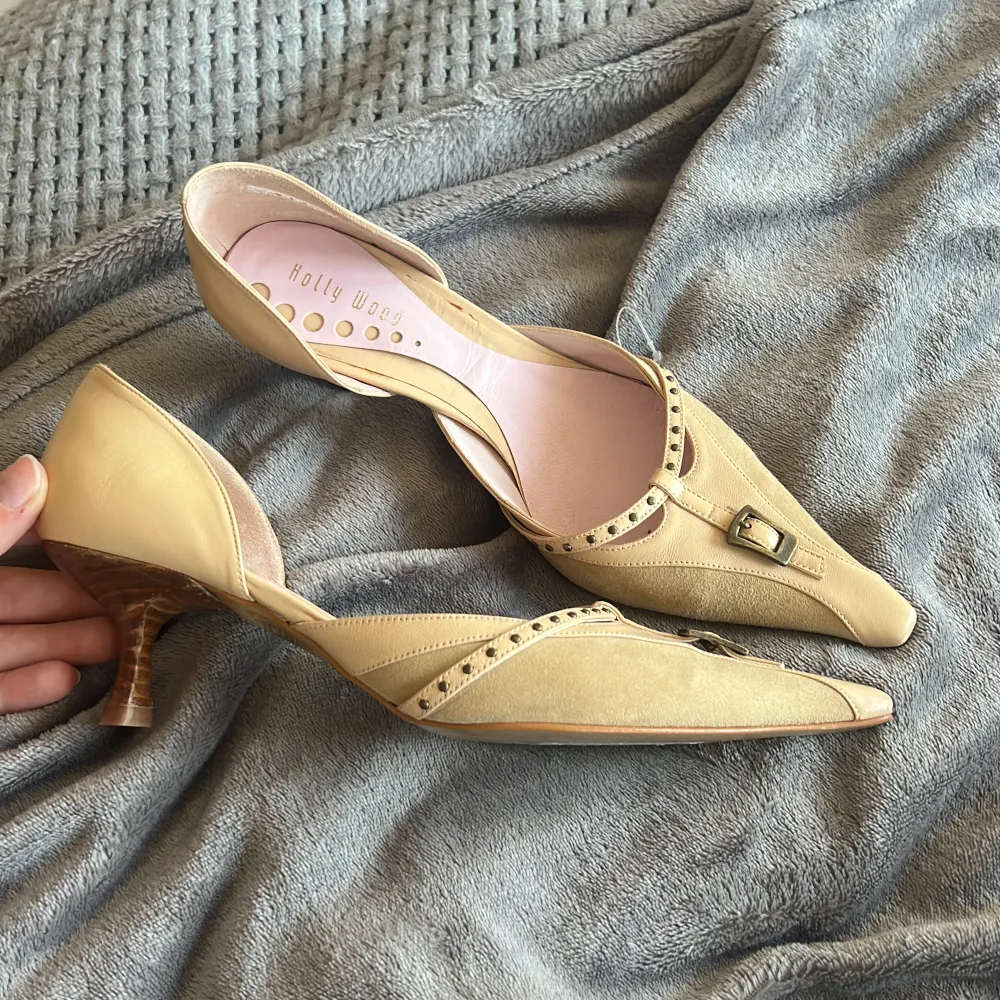 Säljer dessa super söta vintage kitten heels strl 38, aldrig använda av mig men köpta second hand. Skor.