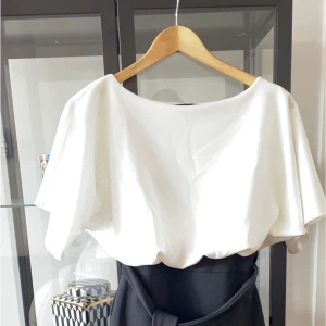 Klänning  - Klänning från Boohoo storlek 36-38 stretchigt material med slits i underdelen använd endast 1 gång nytvättad är som ny