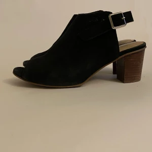 Låga klackar i mocka - skor från dasia med låga klackar strl 40 men skulle snarare säga 38-39. Köptes för några år sen men har knappt använts då dom är lite försmå för mig.Har knappt några täcken på användning. Skriv vid intresse (tryck inte på köp nu) Kan mötas upp i stockholm