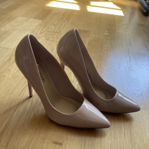 Klackskor från Boohoo - Beige klackskor från Boohoo. Aldrig använda. Storlek 40. 