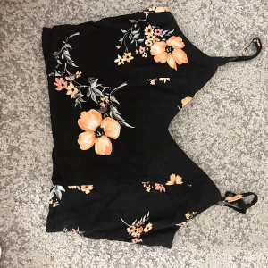 Söt sommar linne - Blommigt linne med Knut i ryggen