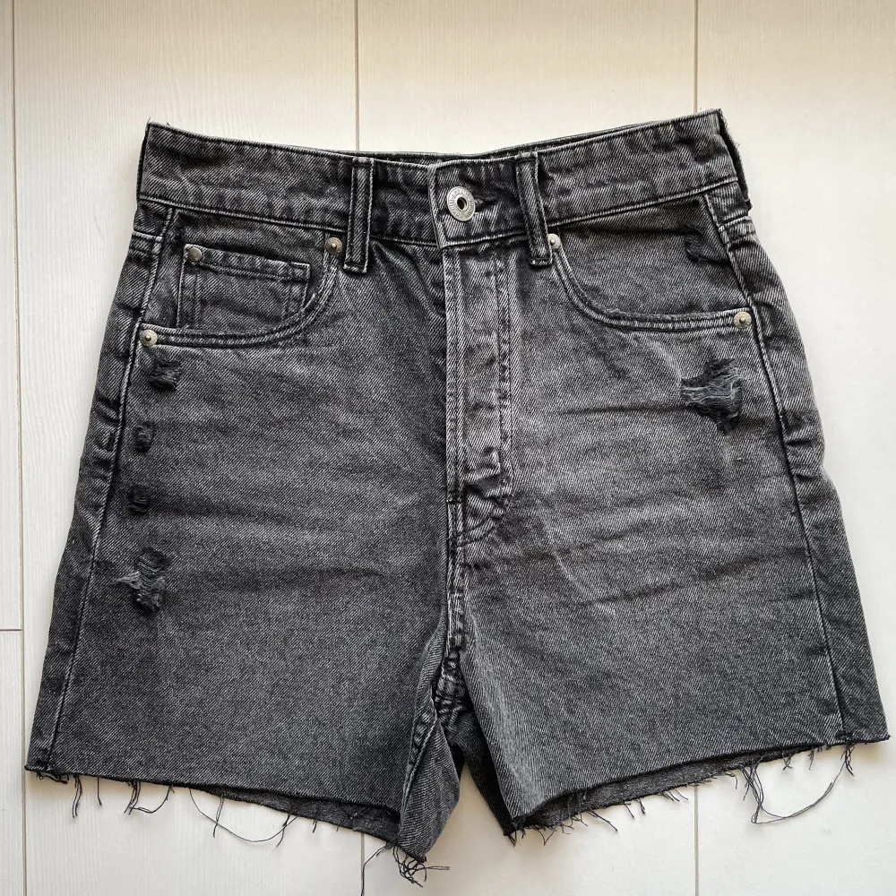 Superfina svarta jeansshorts med slitningar fram -och baktill från H&M. Köpta förra sommaren men endast testade, säljer pga att dem aldrig kommit till användning.. Shorts.