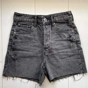 Superfina svarta jeansshorts med slitningar fram -och baktill från H&M. Köpta förra sommaren men endast testade, säljer pga att dem aldrig kommit till användning.
