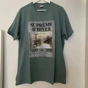Supreme D'Hiver FW19  T-shirt   Dusty Teal  Storlek herr L  Ny aldrig använd 