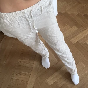 Linnebyxor Lågmidjade raka  - Linnebyxor Lågmidjade raka. Storlek XS men sitter som S. Beige 