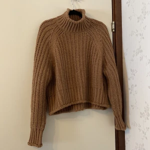 stickad tröja  - stickad tröja i brun färg, storlek xs