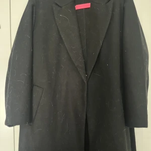 Kappa - En fin lång svart kappa  (Jag har djur som ni ser så om du är allergisk så skulle jag inte köpa av mig )