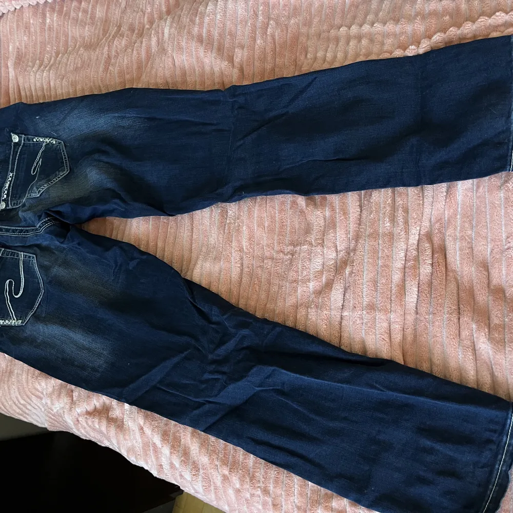 Super snygga jeans från Blue Monkey. Jätte fin passform, strass på byxfickorna och färgen är faded på vissa delar för att framhäva formerna på kroppen. Innerbenslängd: 80cm Midjemått: 75. Jeans & Byxor.