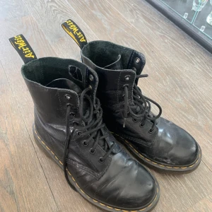Dr martens - Dr martens storlek 37. Använda men i fint skick. Har någon liten ”spricka” som går att smörja. Putsas såklart av innan de säljs.