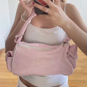 Von Dutch väska - Fin von dutch väska, den är förmodligen fake, och köpt i Italien för nåt år sedan! Den var sönder inuti när jag köpte den (se bild 3), men det går att sy💗Perfekt storlek och så fin till sommaren