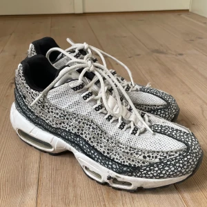 Nike air Max 95 - Så fina air Max 95 med prick antikt mönster. Använda fåtal gånger så inga större defekter. Inte tvättade så tror att många av fläckarna går bort. Ny pris runt 2000kr