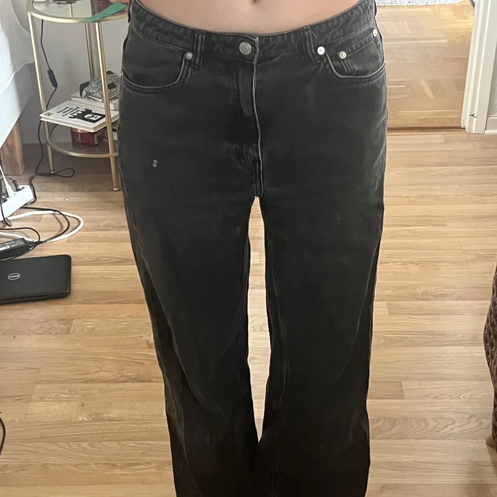 Svarta/väldigt mörkgråa vida jeans från weekday i modellen Ace. Ganska använda men inga defekter! och i bra skick!. Jeans & Byxor.