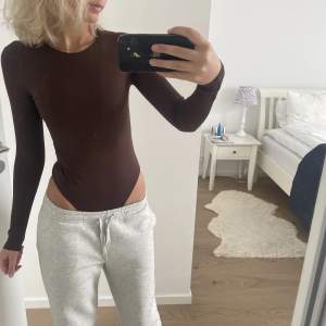 Jätteskön brun body från zara köpt för ett år sen. Skönt stretchigt material 