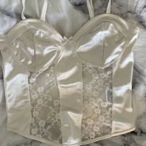 Corset top från HM - Tar endast Swish, pris kan prutas💕 En corset too från HM i storlek S💕aldrig använd då de inte är min stil