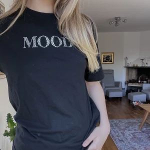 Svart thsirt - Svart oversized thsirt med rhinestones