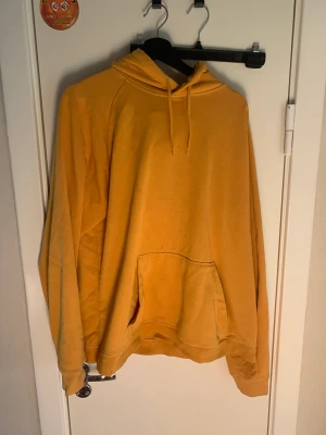 Hoodie från H&M - Gul hoodie från H&M.  Använt skick