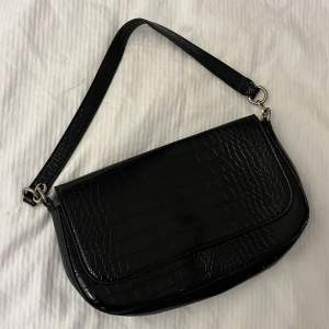 svart väska med ormskinns imitation, från shein. ganska små band vilket är den enda nackdelen, annars en praktisk väska till tex en fest! 