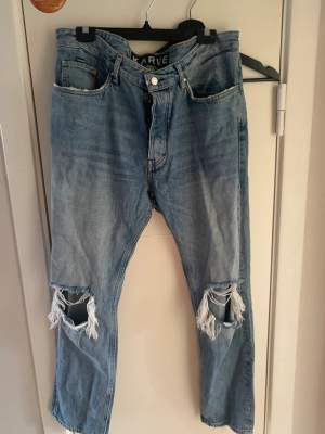 Jeans med söndriga knän från KARVE