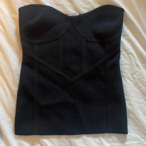 Svart topp - Nästan oanvänd och i bra skick. 