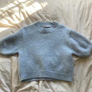 Blå stickad t-shirt  - Fin stickad T-shirt från zara som används ett fåtal gånger, pris kan diskuteras! ✌🏻😜