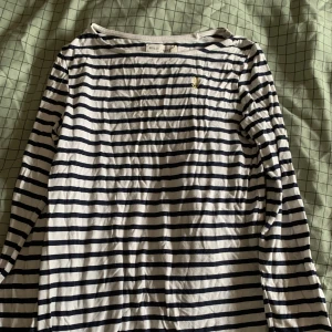 Randig tröja - Randig tröja som är nästan i nyskick i storlek 8-10