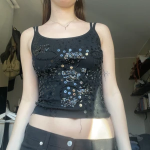 Topp med paljetter  - Säljer denna jätte snygga toppen med paljetter och pärlor! 
