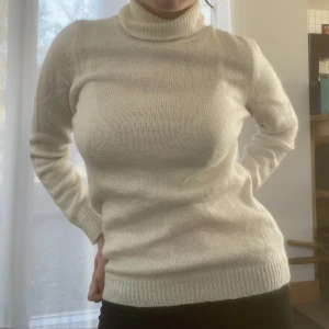 Polotröja - Så fin, krämvit. Jätteskön! Bra material, nopprar inte. 36, S. Köparen står för frakt!❤️❤️❤️